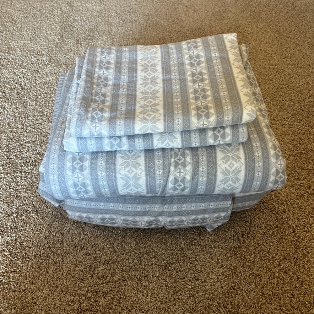 Land's End- Grey & White Nordic Print Flannel Sheet Set (Queen)